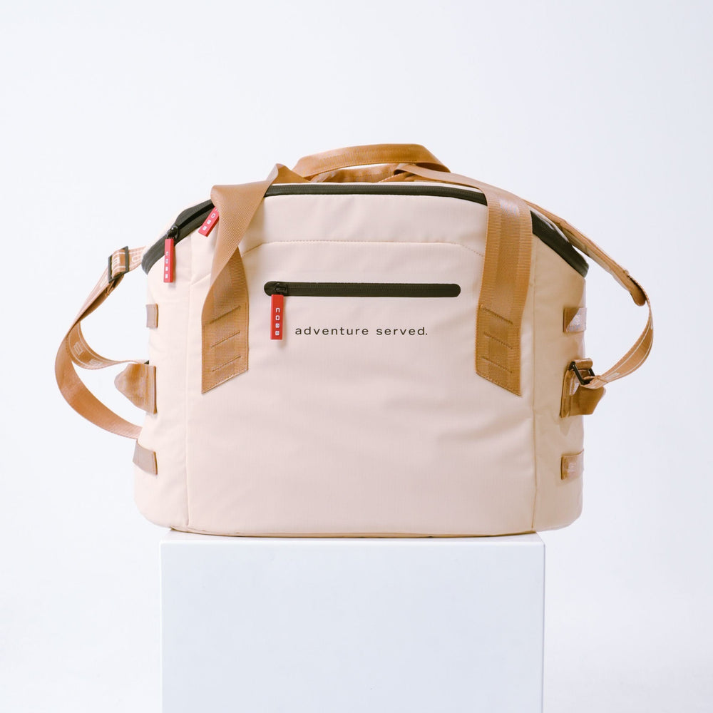 Kreminis COBB The Anywhere Bag studijoje
